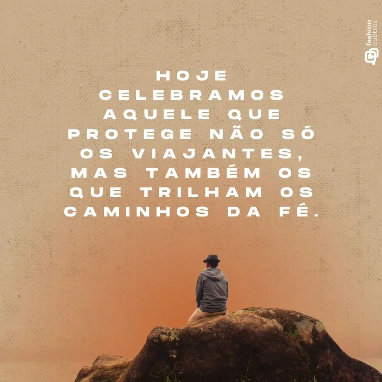 Um indivíduo solitário, visto de costas, sentado no topo de uma formação rochosa, observando o horizonte. O texto em português diz: "Hoje celebramos aquele que protege não só os viajantes, mas também os que trilham os caminhos da fé."