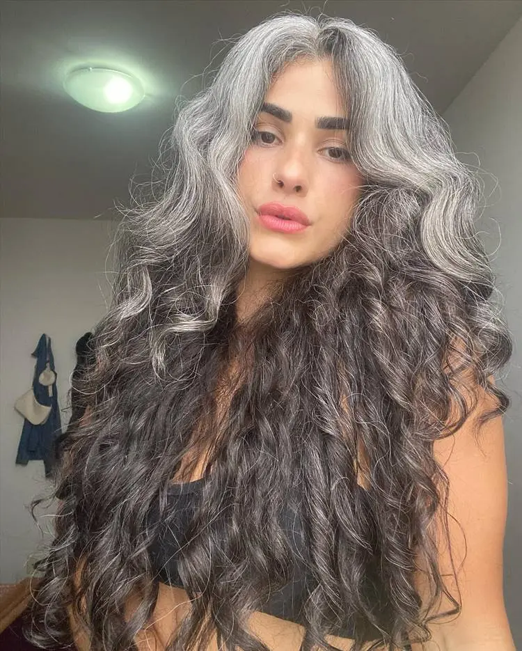 Mulher com cabelo branco nascendo, transição capilar