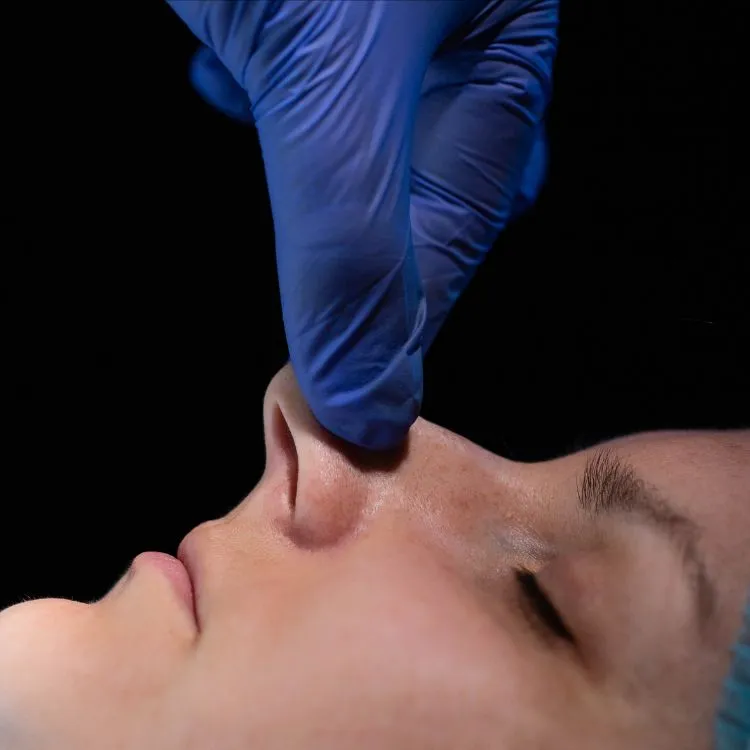 mulher em cirurgia de nariz