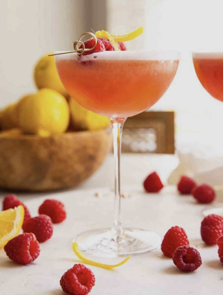 O Cosmopolitan de 1934 era feito de Gin, cointreau, xarope de framboesa e suco de limão. Drink Cosmopolitan 1934