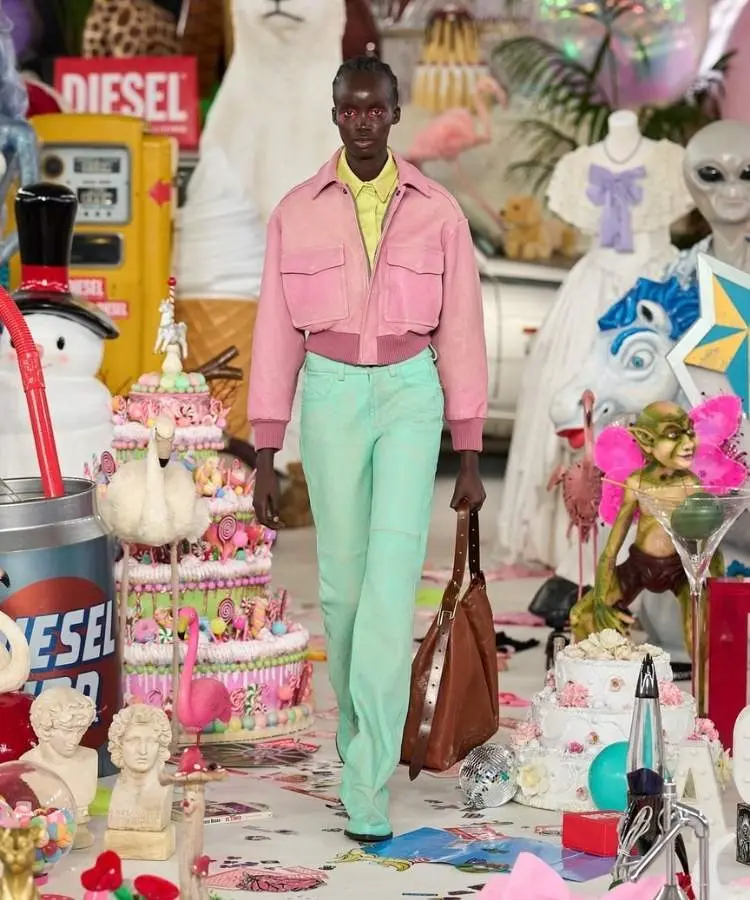 Modelo usando tons pastel, uma das tendências da Semana de Moda de Milão Outono Inverno 2026