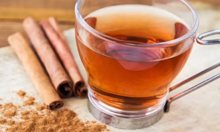 Chá de canela com a erva em talos e em pó.