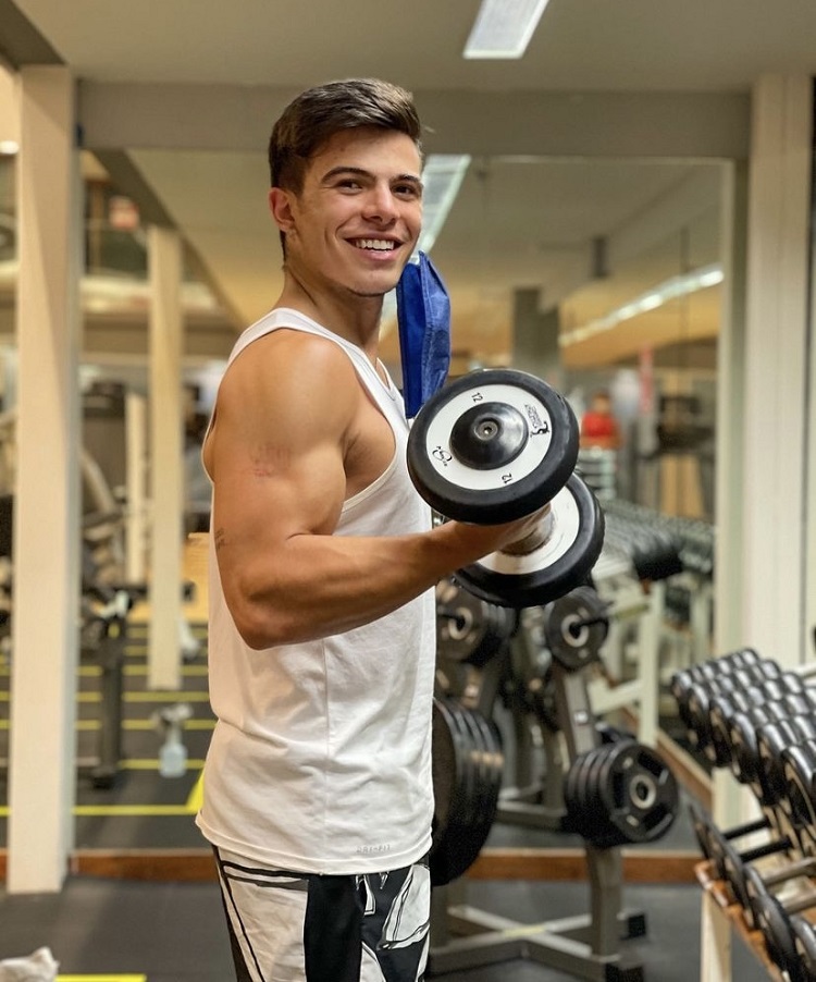 Foto de Thomaz Costa na academia