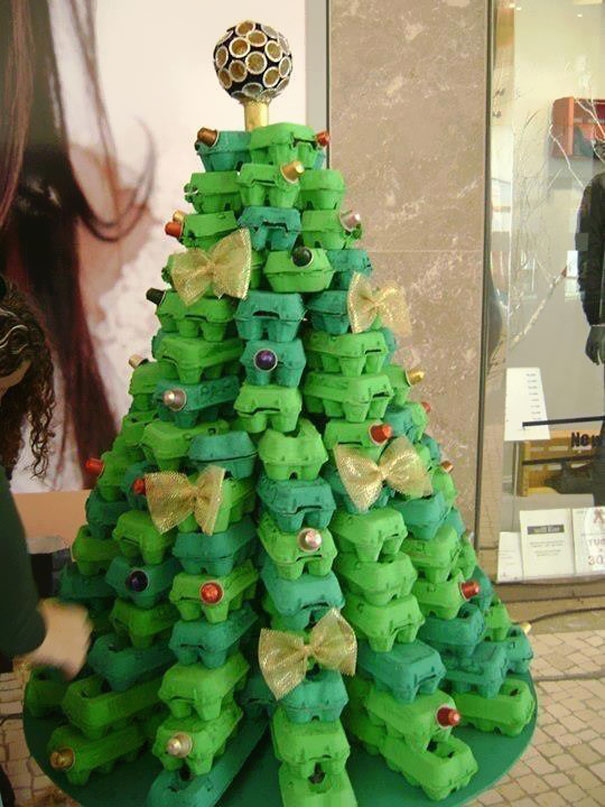 Árvore de Natal feita com caixas de ovos descartáveis e de papelão
