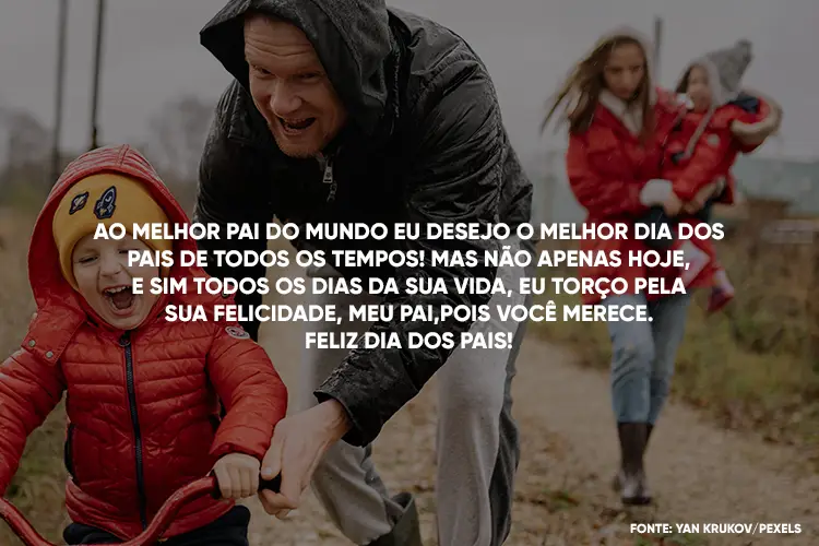 Foto de pai segurando a bicicleta de uma menina enquanto ela sorri e mãe ao fundo com bebê no colo
