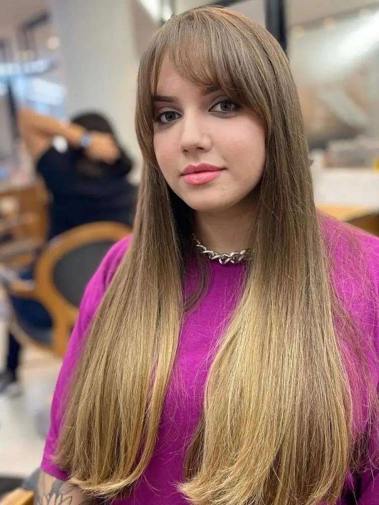 Corte cabelo longo com franja liso chapado.