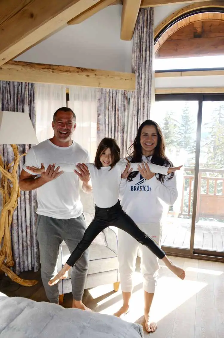 malvino salvador e família em quarto de hotel 