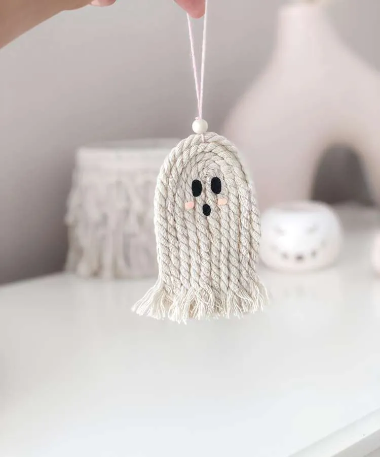 Enfeite de fantasma feito de barbante para pendurar