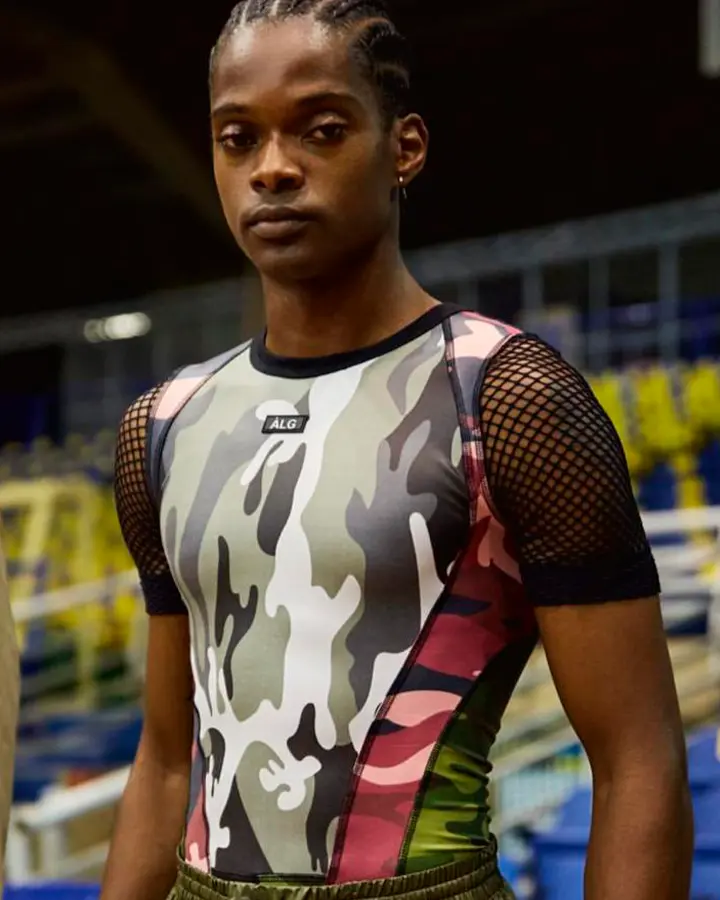 Modelo com blusa de ginástica camuflada.