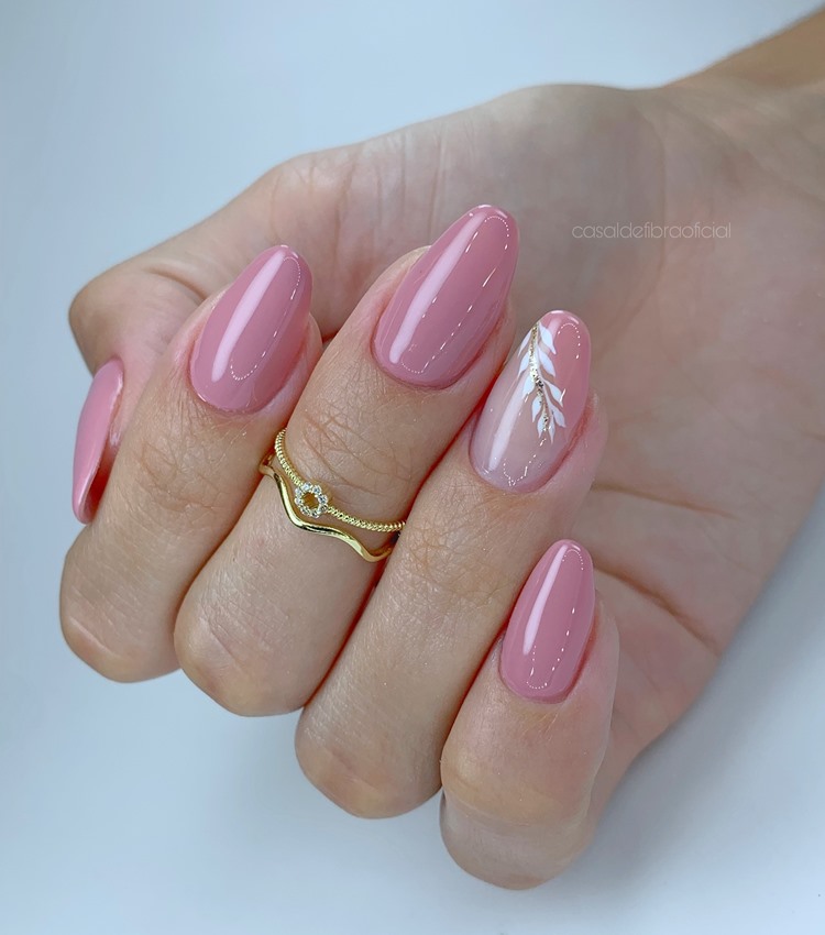 Unhas em gel cor-de-rosa com filha única decorada com folhagem