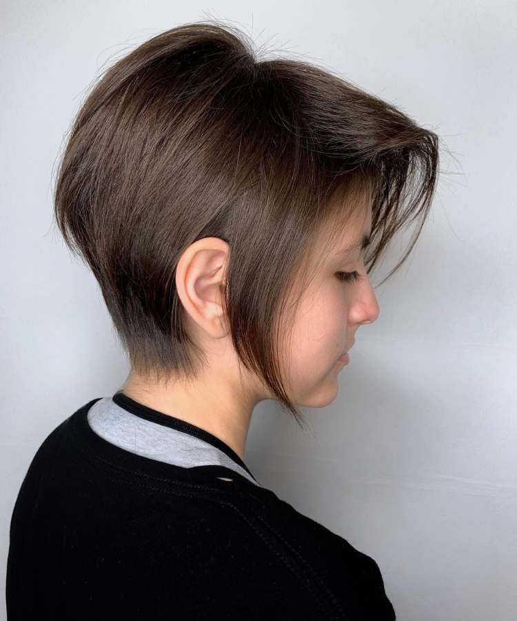 Jovem de roupa preta com corte de cabelo curto 