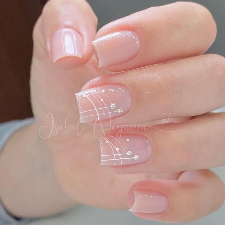 Nail art clarinha com pedrinhas(formato: quadrado tamanho: médio)