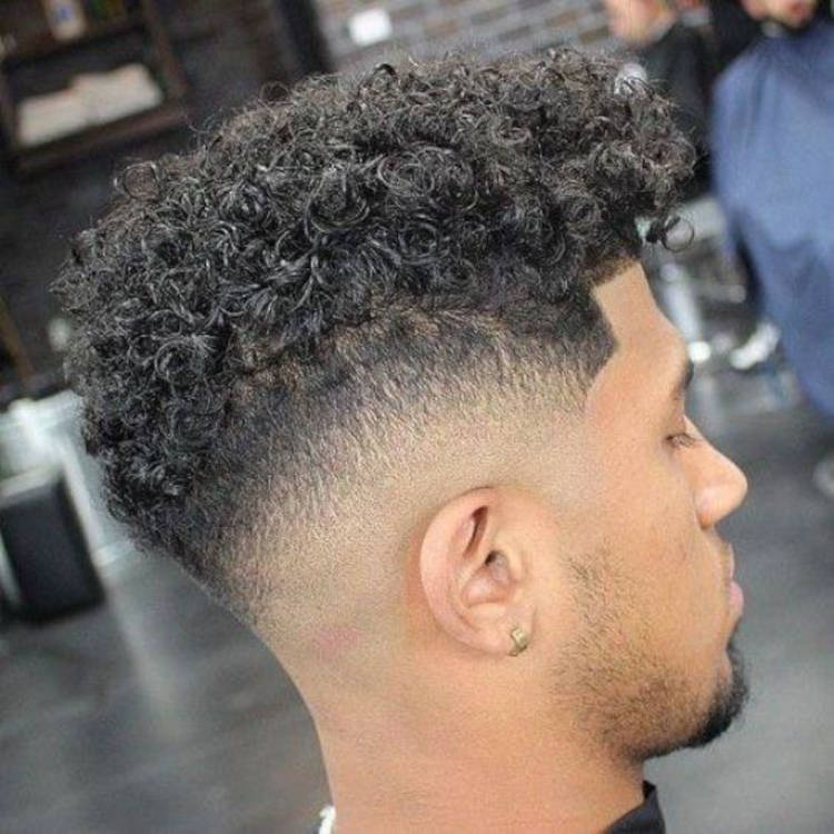 Montagem com 2 fotos de homem de pele clara com cabelo degradê