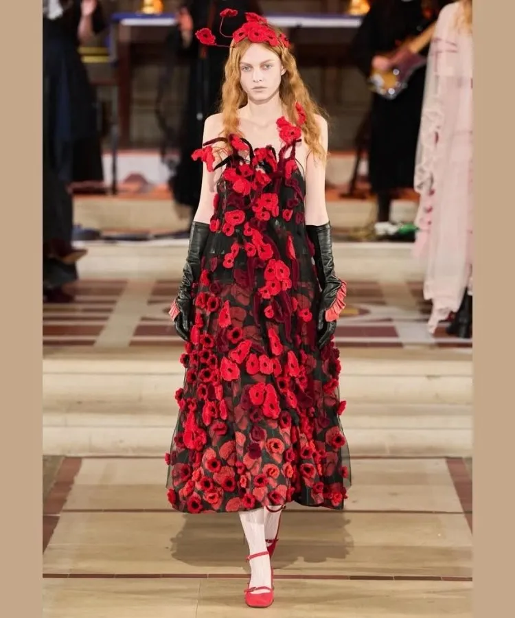 Foto de modelo usando look com estampa floral, uma das tendências da London Fashion Week Outono Inverno 2026