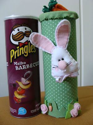 Foto de embalagem de Pringles de barbecue ao lado de embalagem revestida de tecido verde com coelho de feltro 