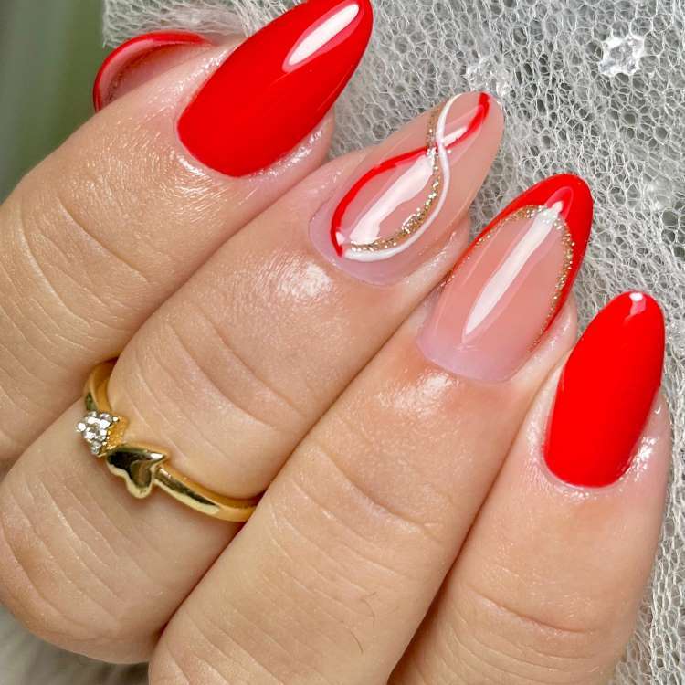 Unhas almond em vermelho com nail arts de francesinha vermelha com dourado e traços finos vermelhos, brancos e dourados 