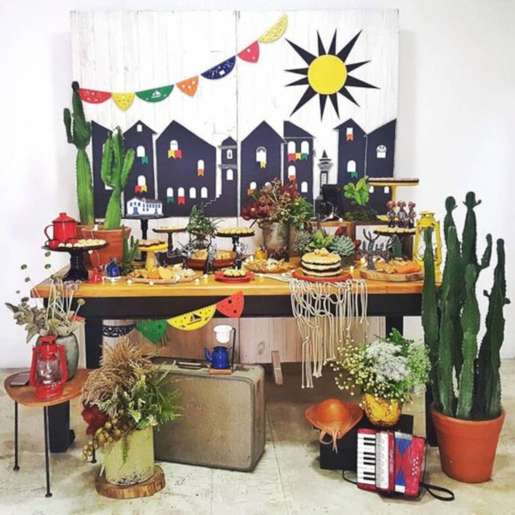 A imagem representa decoração com cactos para festa de aniversário tema junino