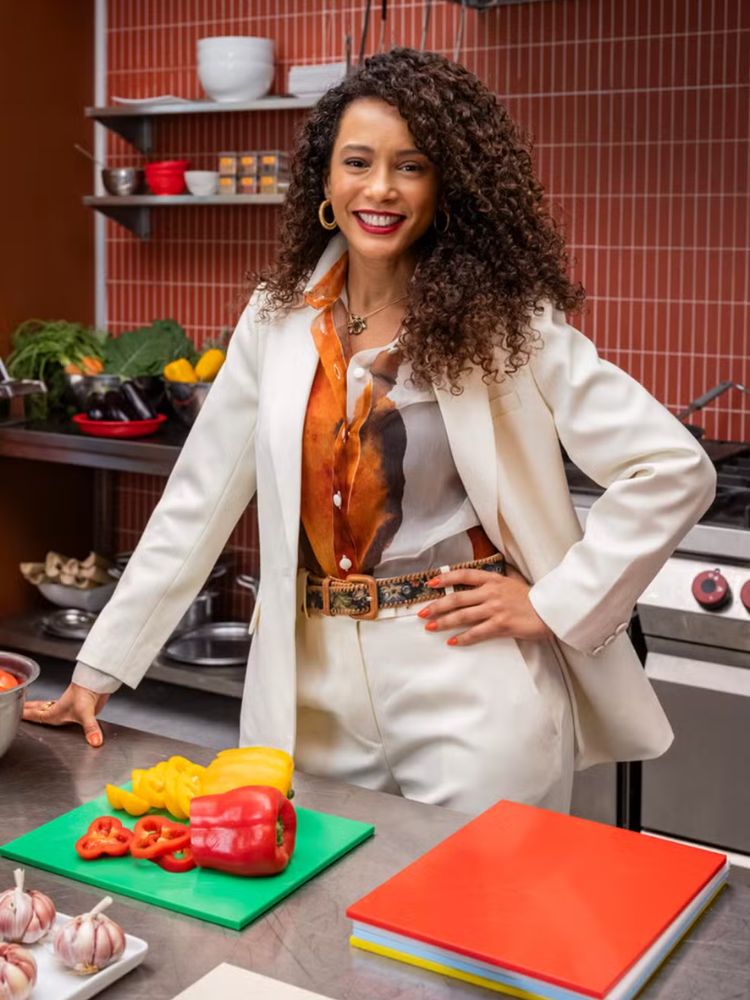 Taís Araújo de camisa estampada, blazer branco e calça de alfaiataria branca