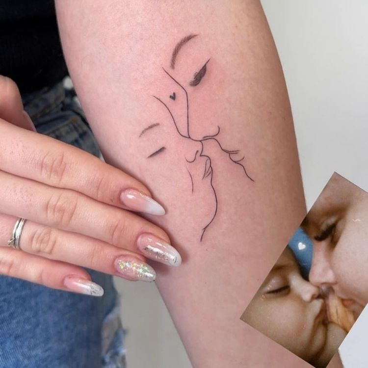 Braço de mulher de pele clara com contorno de foto de mãe com bebê