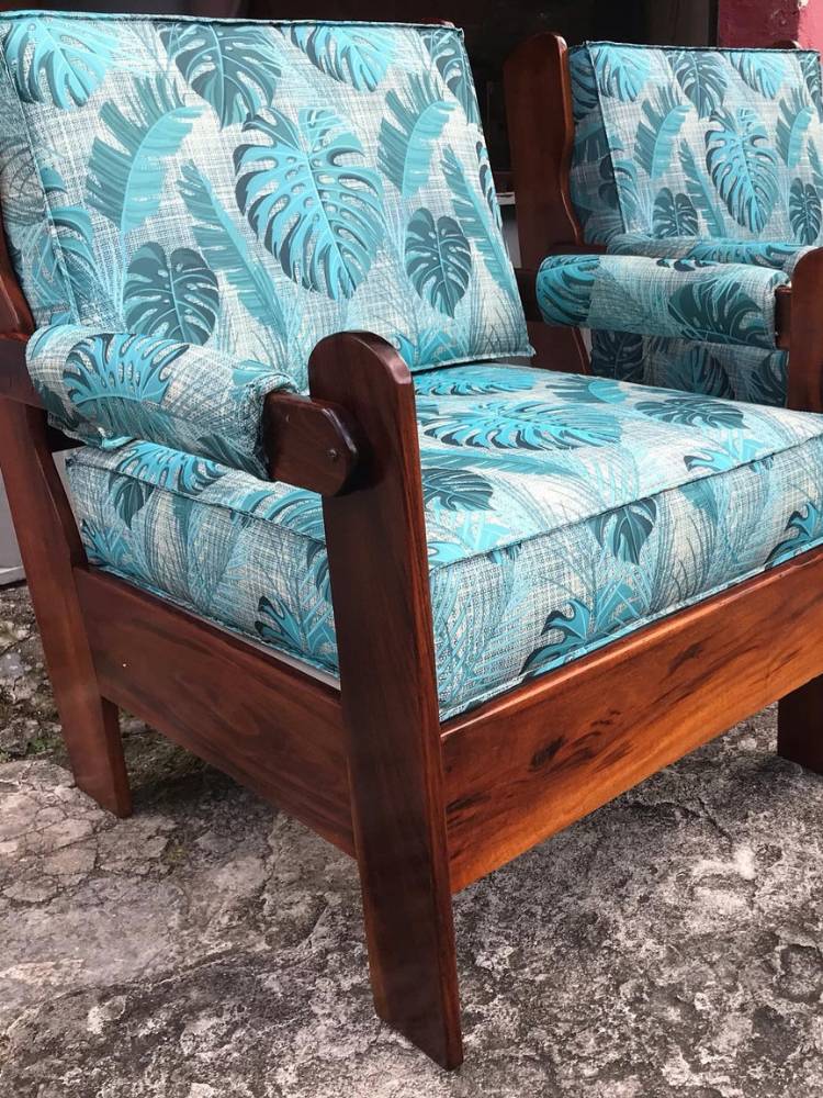 Poltrona de madeira com estofado em tons de branco e azul. 