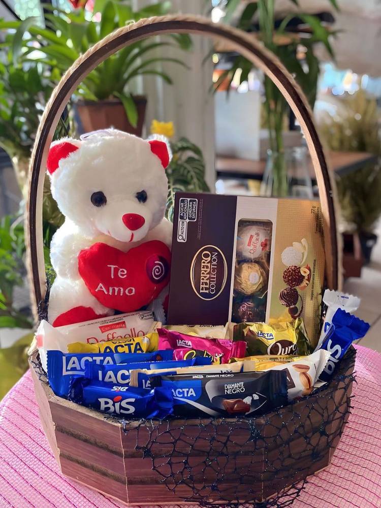 Cesta de Páscoa com doces e ursinho de pelúcia com coração escrito "te amo"