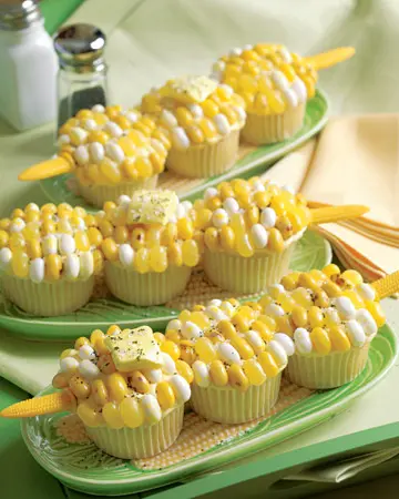 Cupcakes decorados de milho para festa junina