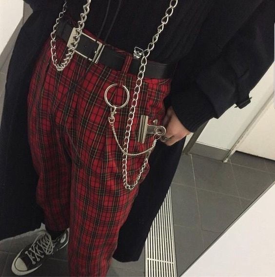 E-boy com muitas argolas espalhadas pelo corpo Estilo de um e-boy