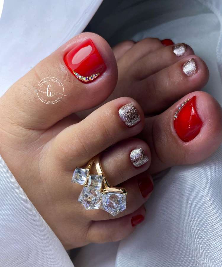 Unha do pé vermelha com pedraria e glitter dourado