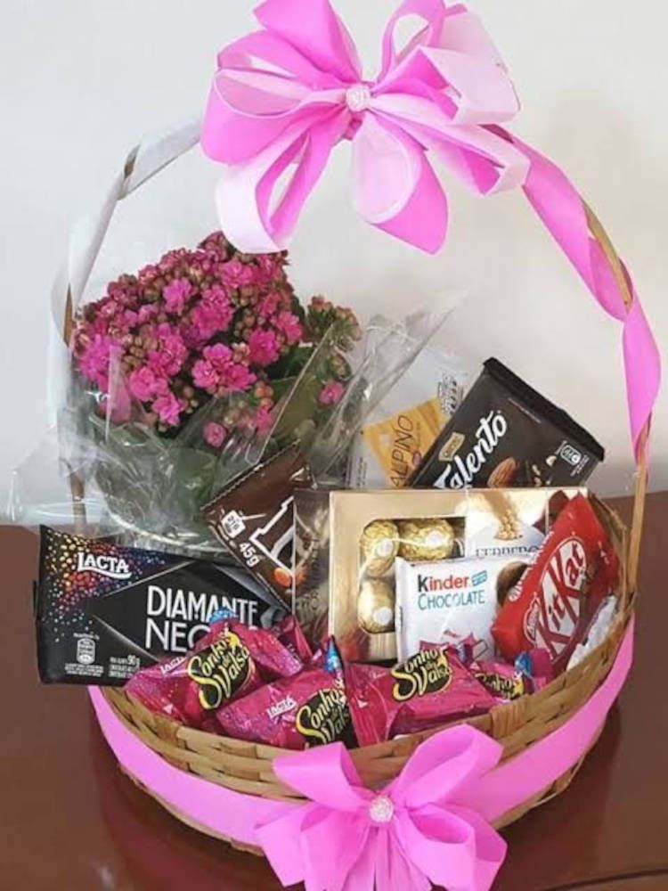 Cesta de chocolate com flores