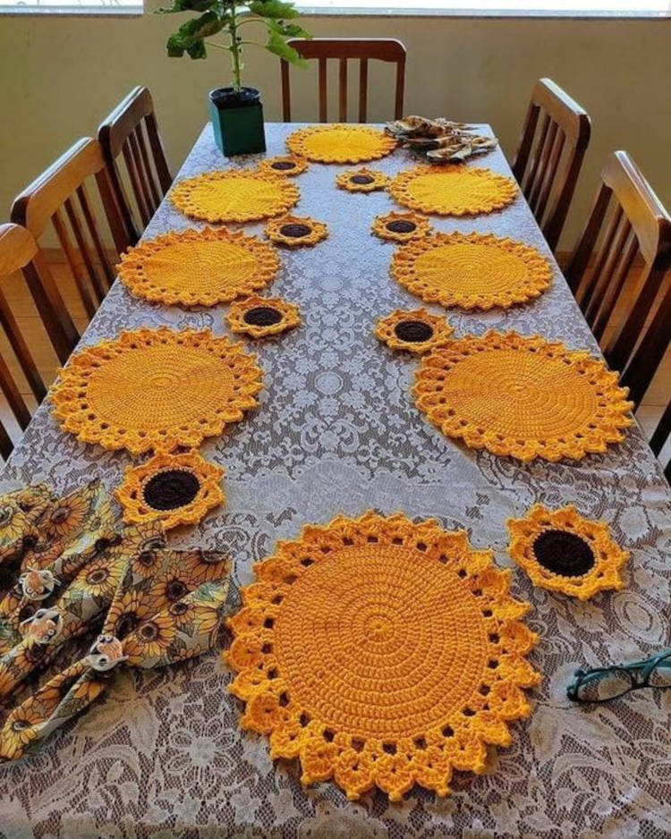 Mesa de jantar com jogo americano.