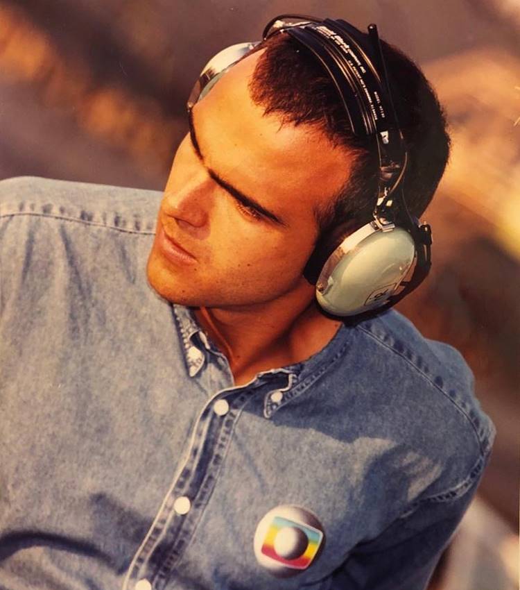 Foto de Tadeu Schmidt antiga. Ele usa camisa jeans e fone de ouvido headset