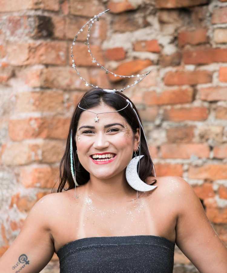 Mulher com tiara de lua para o Carnaval.