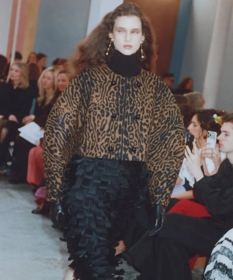Foto de modelo usando blusa com gola alta, uma das tendências da NYFW Outono Inverno 2026