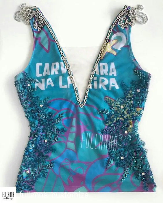 Foto de abadá azul customizado com bordados e com decote