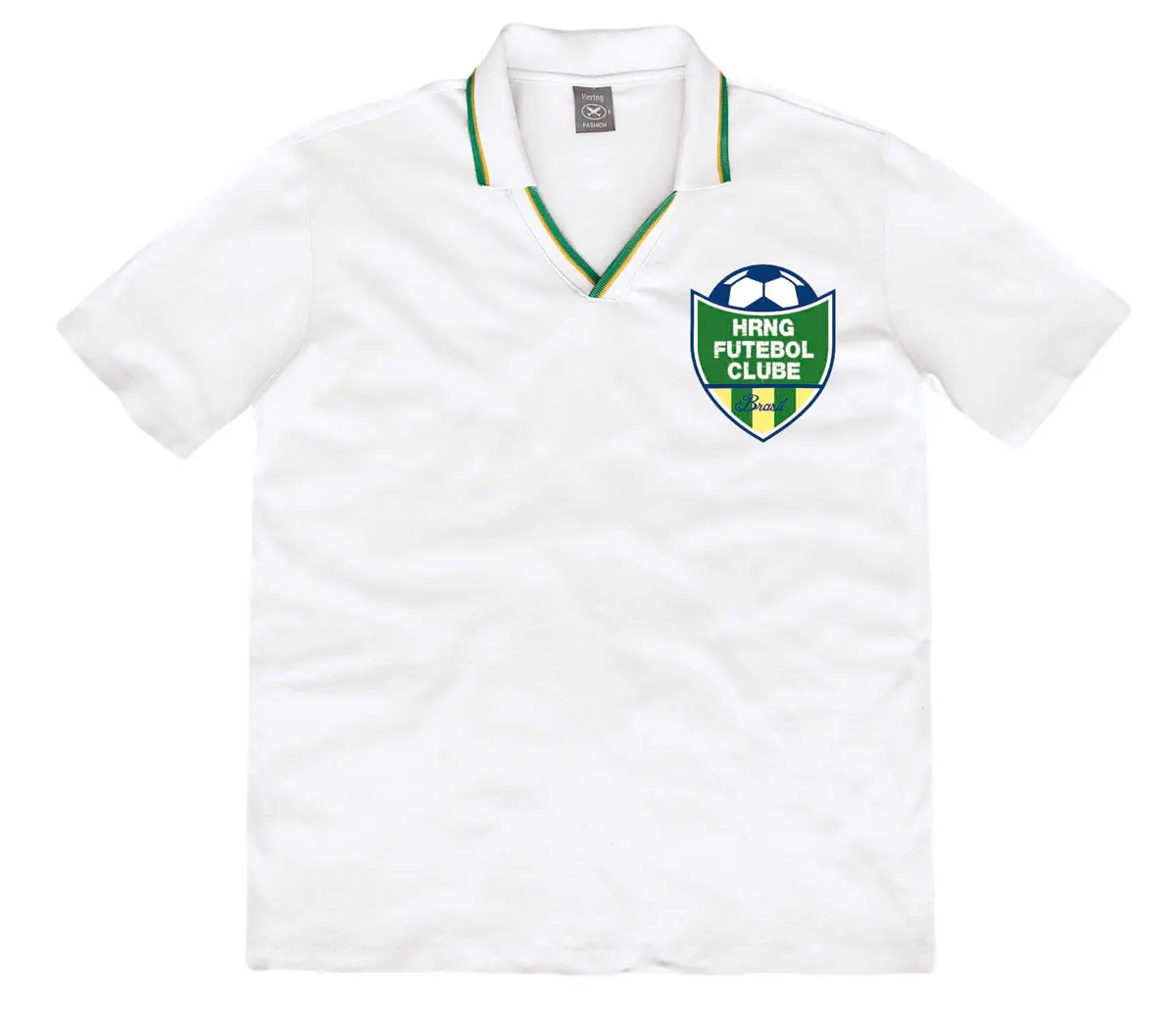 Camiseta branca com detalhes verde e amarelo na gola, alusiva ao Brasil.
