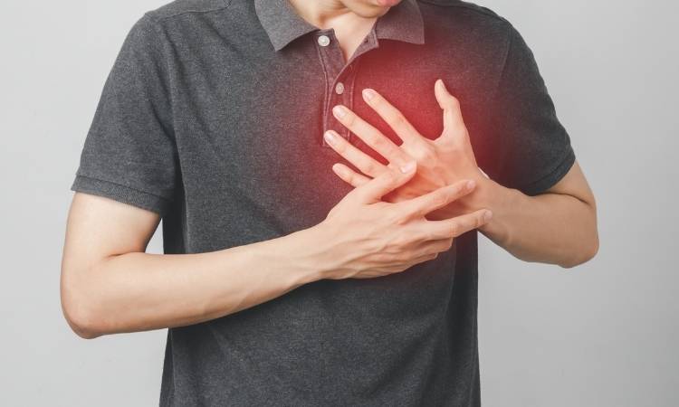 Chá de maçã previne doenças cardiovasculares. Homem com dores no peito.