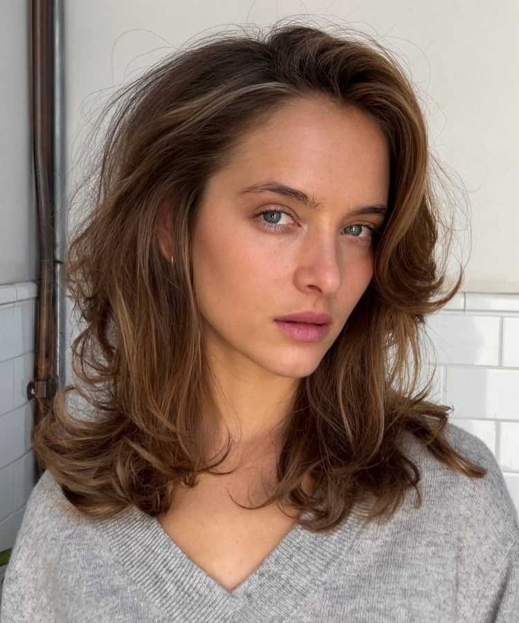 A imagem mostra uma pessoa com um corte de cabelo médio, repicado e em camadas. O cabelo tem volume e movimento, com as pontas levemente viradas para fora. Esse estilo é frequentemente chamado de "corte em camadas repicadas", que é popular por adicionar textura e leveza ao visual.


