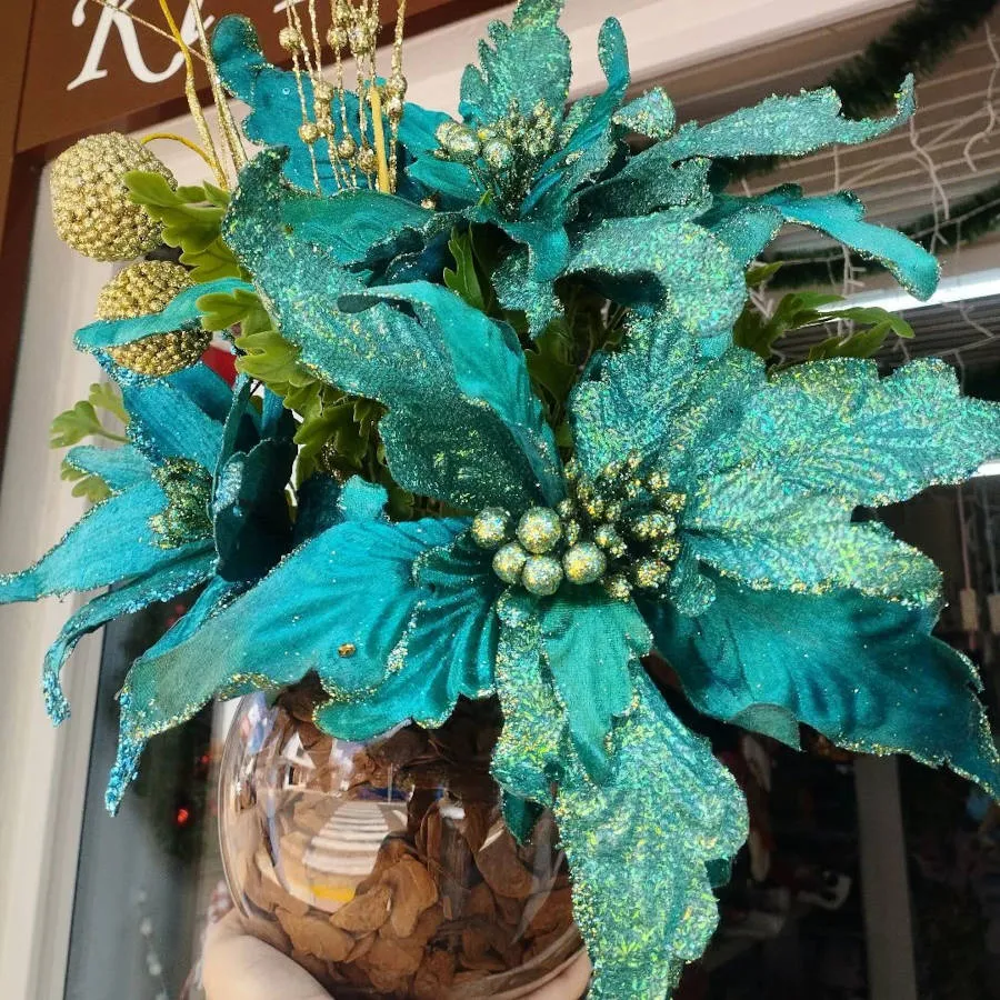 Arranjo de Natal com flores azuis.