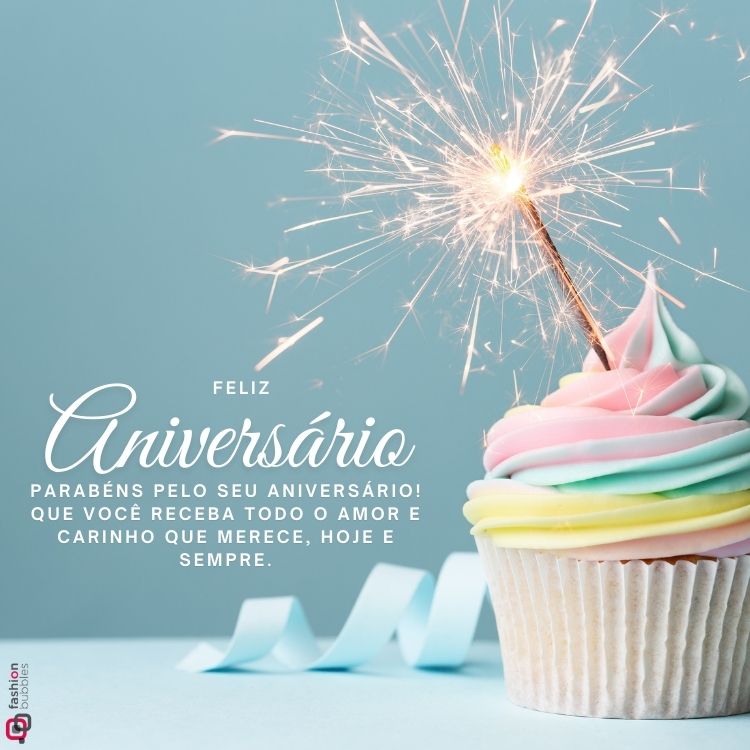 Fundo azul com cupcake com vela acessa e frase "Feliz aniversário. Parabéns pelo seu aniversário" Que você receba todo o amor e carinho que merece, hoje e sempre"