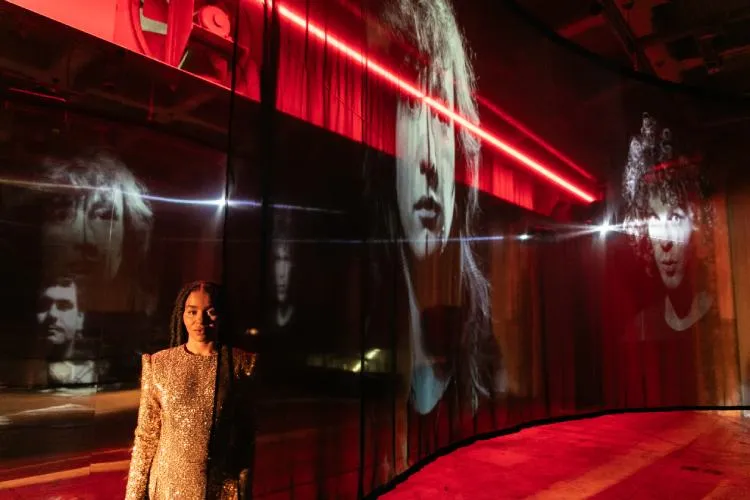 foto de divulgação do Espetáculo Autorretrato, modelo em fundo vermelho com fotos