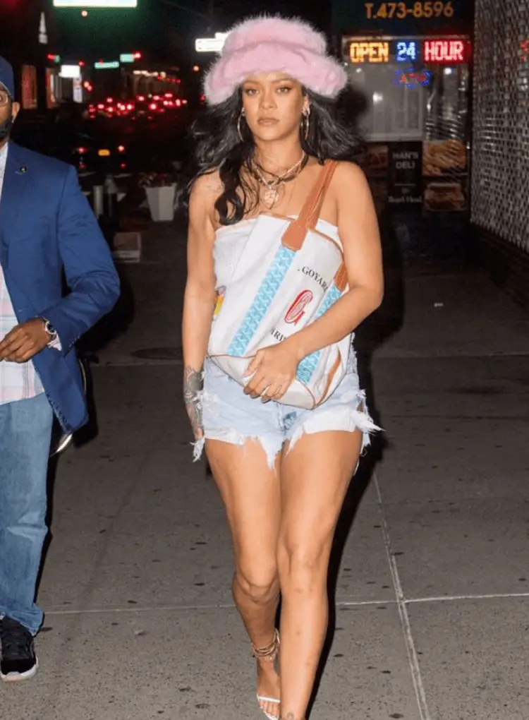 Rihanna com chapéu felpudo na rua