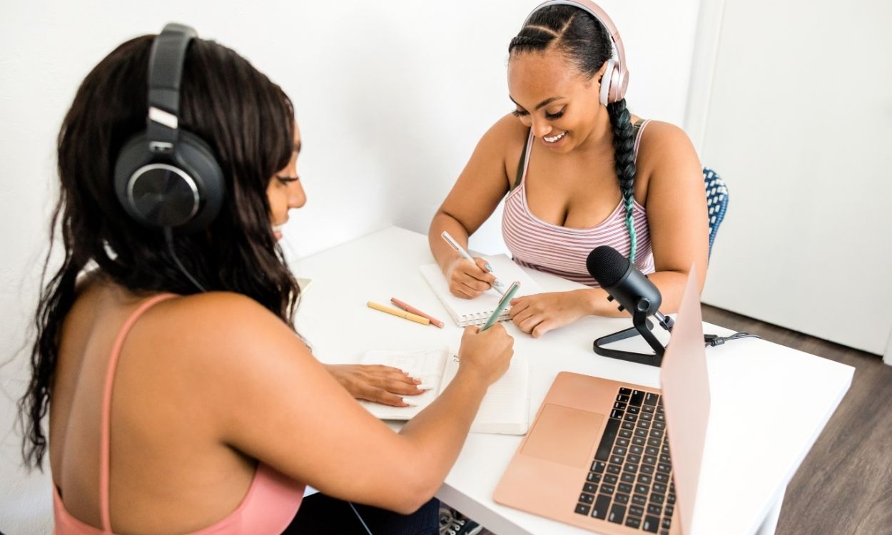 Imagem de uma reunião para escolher o convidado do podcast.
