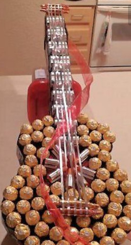Violão com presentes de Dia dos Namorados e doces