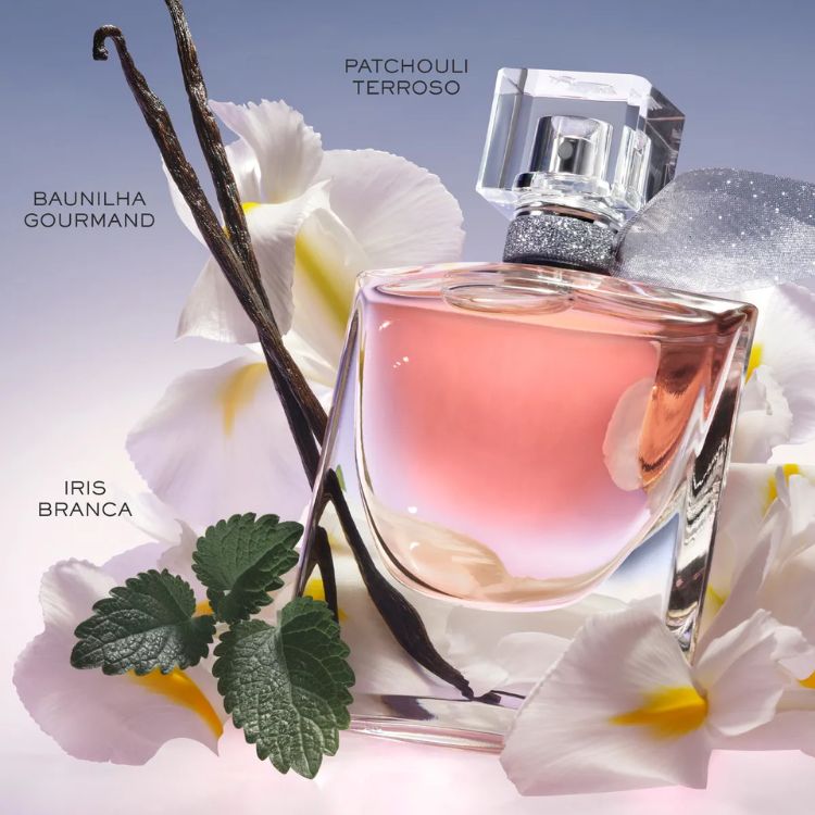 Frasco do La Vie Est Belle com flores atrás e detalhes da fragrância 