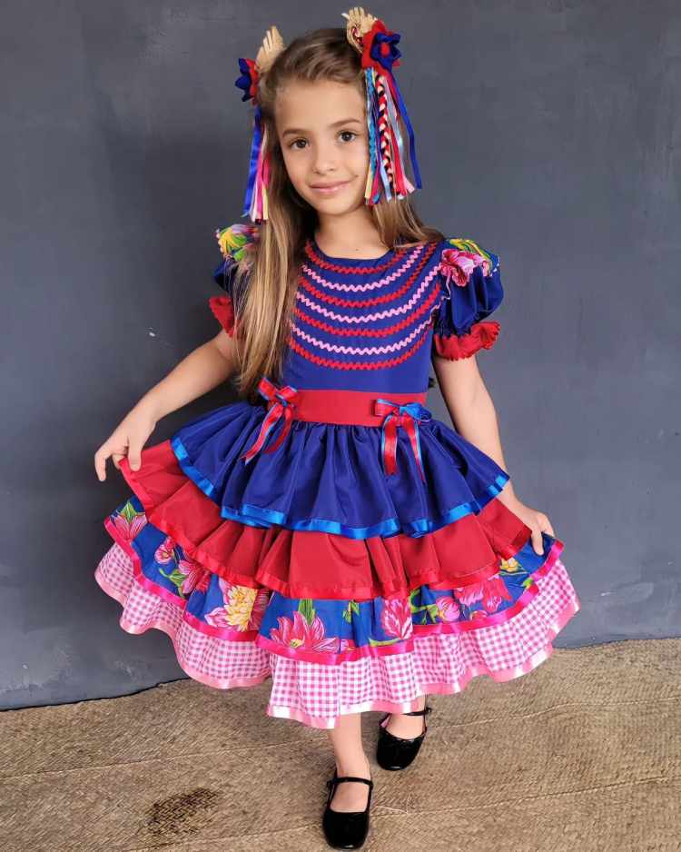 menina vestida com vestido de festa junina colorido