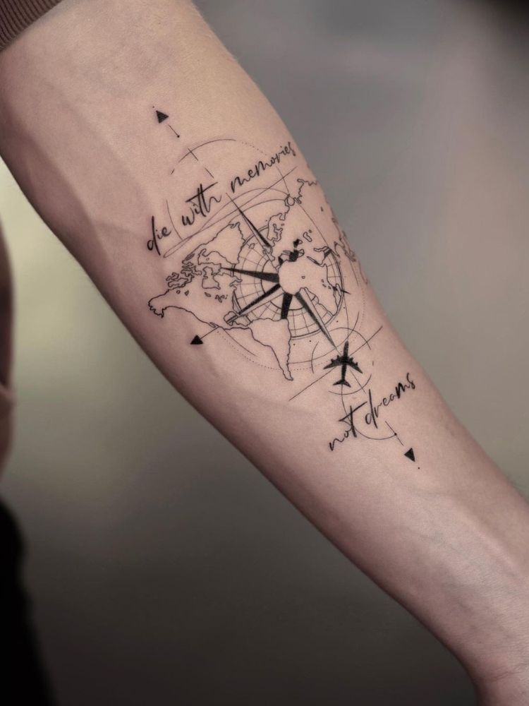 Foto de tatuagem de mapa mundi e bússola. 