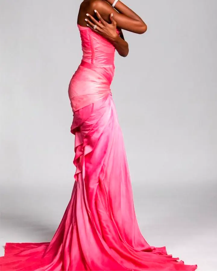 Vestido rosa choque.