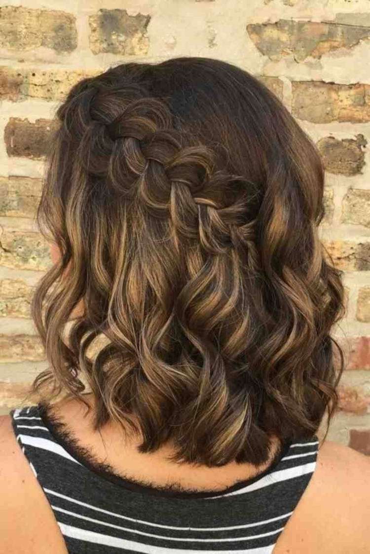 Mulher de pele clara com cabelo castanho curto com trança embutida diagonal