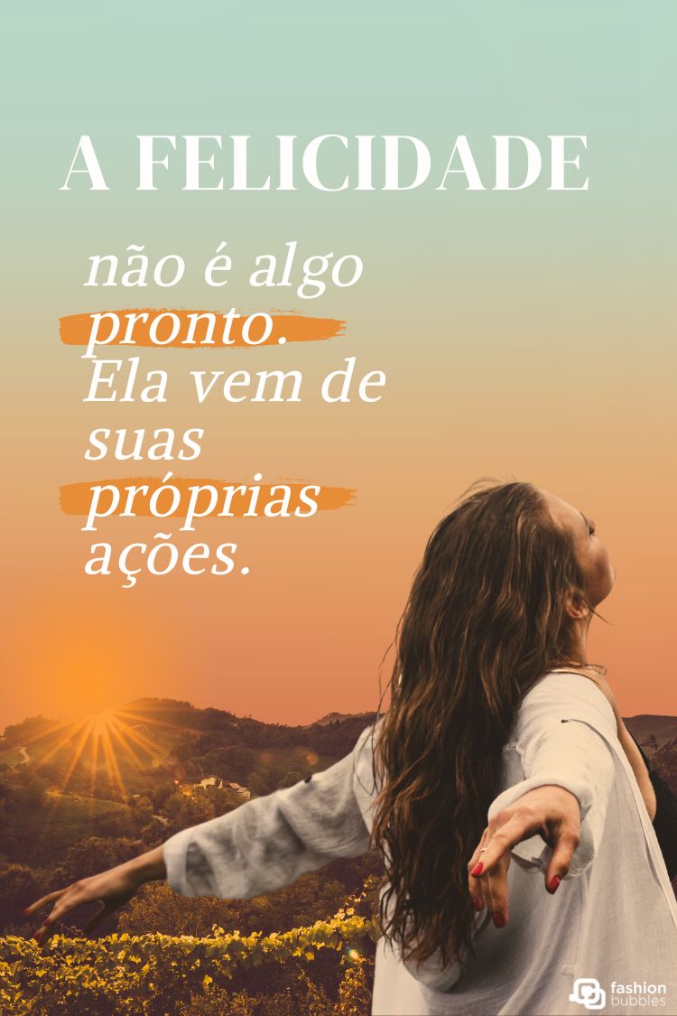 A imagem mostra uma mulher de cabelos longos e soltos, com os braços abertos, em frente a um pôr do sol vibrante e colinas. A frase "A felicidade não é algo pronto. Ela vem de suas próprias ações." está no topo. A foto transmite uma sensação de liberdade e bem-estar.