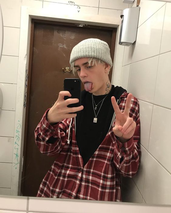 E-boy com touca bege, casaco xadrez e cabelo colorido Estilo de um e-boy